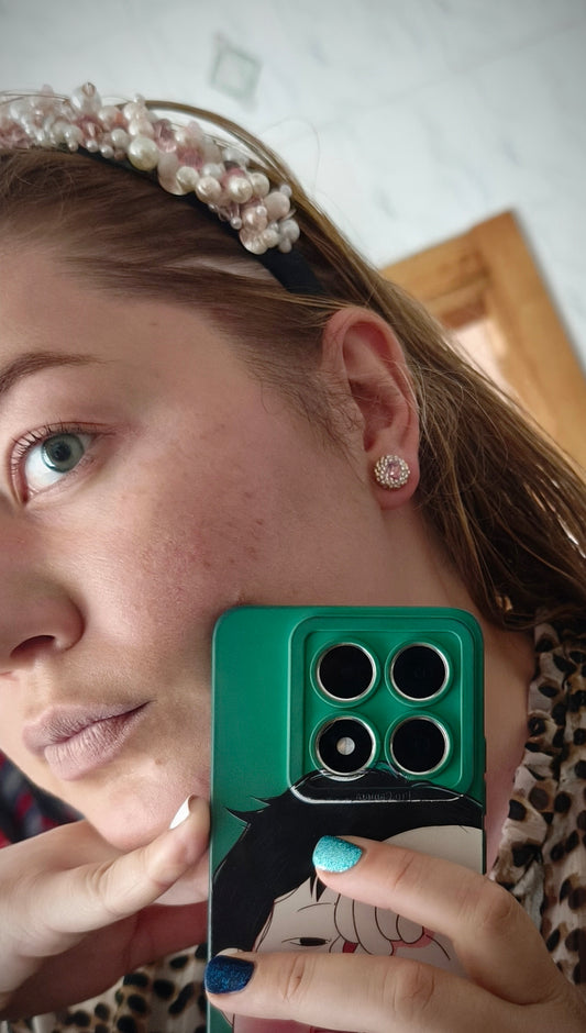 Mazi pinti auskarai su karoliukais ir kristalais