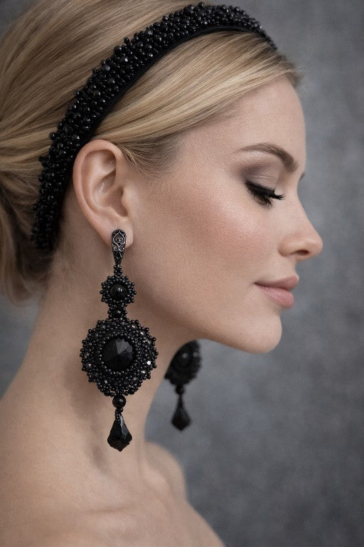 Juodų auskarų ir siuvinėto lankelio komplektas