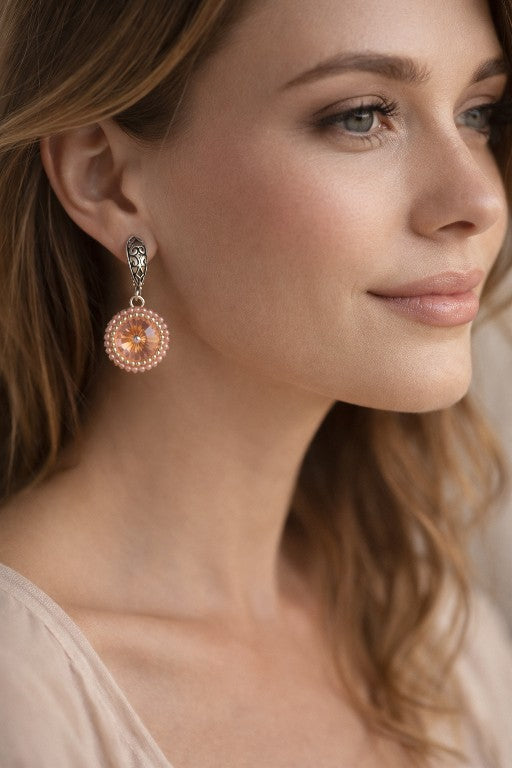 Šviesūs rožiniai rankų darbo auskariukai